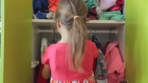 Маленька Дівчинка Вибирає Сукню Своєму Гардеробі — стокове відео