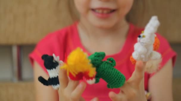 小さな女の子が遊んで指人形 — ストック動画