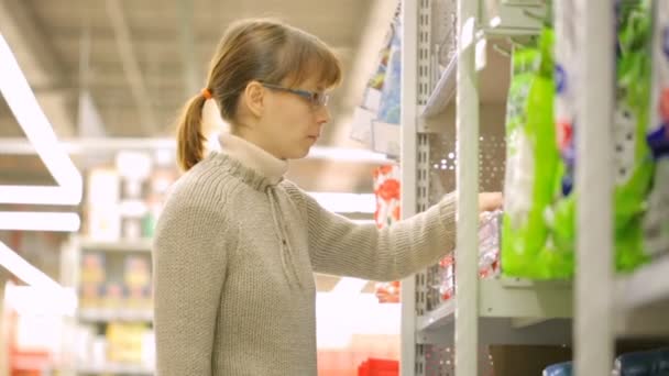 Mujer Eligiendo Bienes Supermercado — Vídeo de stock