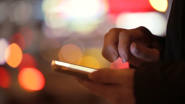 Smartphone Manos Femeninas Fondo Una Ciudad Nocturna — Vídeos de Stock