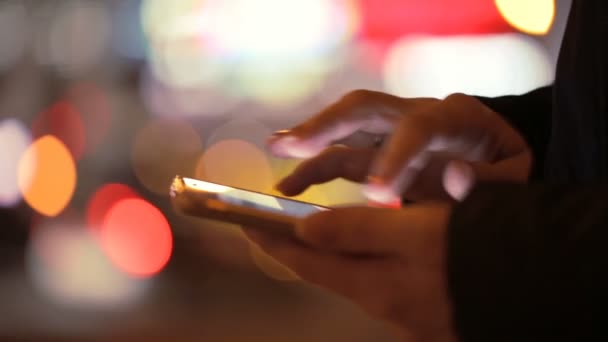 Smartphone Mãos Femininas Fundo Uma Cidade Noturna — Vídeo de Stock