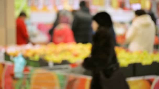 Kunden Supermarkt Aus Dem Fokus — Stockvideo