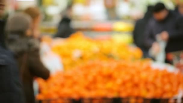 Pessoas Escolhendo Frutas Supermercado Fora Foco — Vídeo de Stock