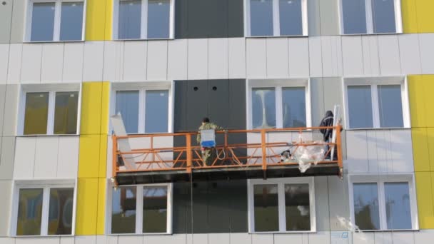 Constructores Trabajando Ascensor Obra — Vídeo de stock