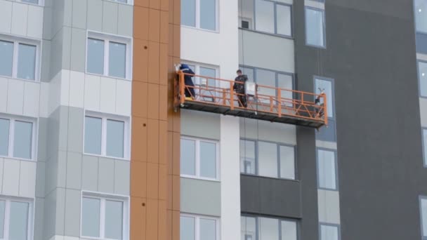 Bauarbeiter Arbeiten Aufzug Auf Baustelle — Stockvideo