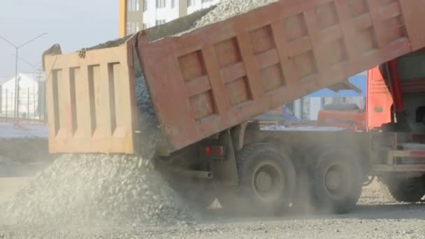 Tehergépkocsi Truck Kirakodás Építkezésen — Stock videók