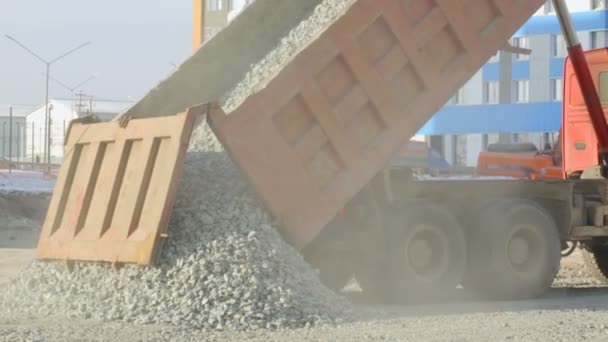 Lkw Lkw Beim Entladen Auf Baustelle — Stockvideo