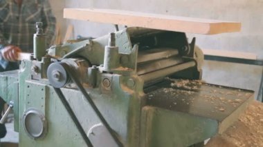 Ahşap kare kiriş makine üzerinde oyma