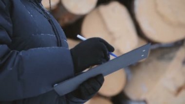 İşçi ile günlükleri yığını karşı tablet