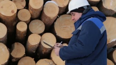 İşçi ile günlükleri yığını karşı tablet