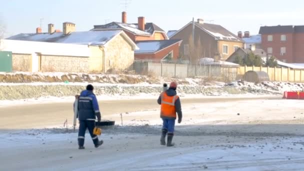 労働者が建設現場を歩く — ストック動画