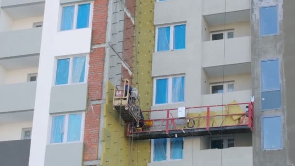 Constructores Trabajando Ascensor Obra — Vídeo de stock