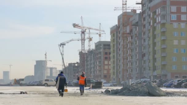 Werknemers Lopen Naar Bouwplaats — Stockvideo