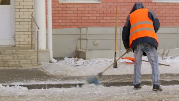 Вулична Прибиральниця Прибирає Сніг Дороги — стокове відео
