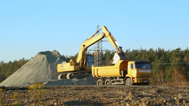 Escavadeira Carregando Trilha Caminhão — Vídeo de Stock