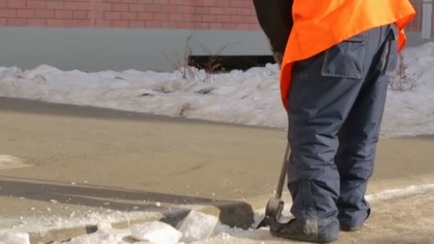 Уличная Уборщица Нарезает Сжатый Снег — стоковое видео