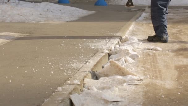 Straat Schonere Hakken Gecomprimeerde Sneeuw — Stockvideo