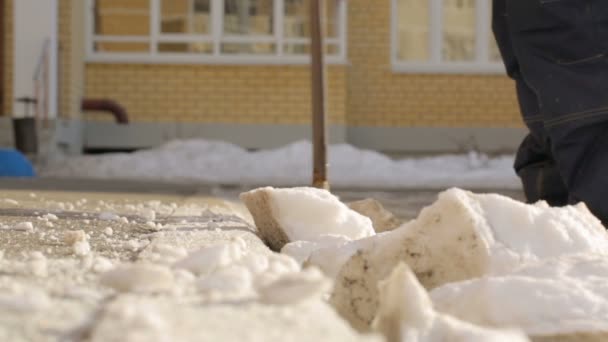 Straßenreiniger Hackt Pressschnee — Stockvideo