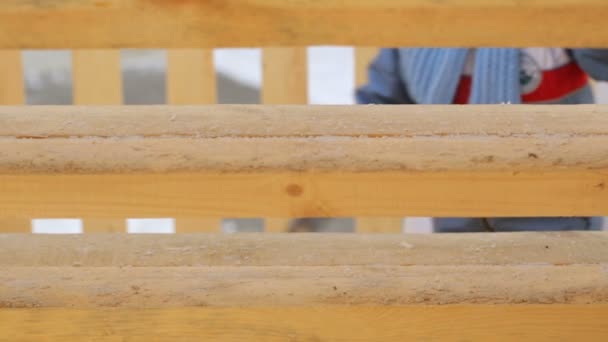 Kind Erklimmt Rutschtreppe Auf Spielplatz — Stockvideo