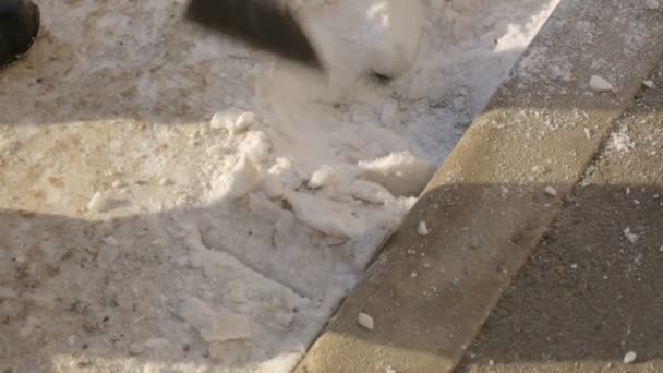 Уличная Уборщица Нарезает Сжатый Снег — стоковое видео