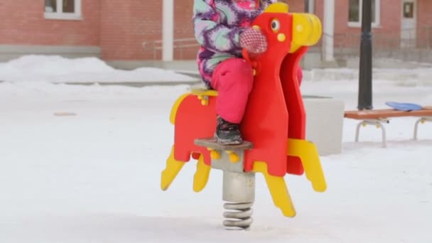 Menina Pequena Parque Infantil — Vídeo de Stock