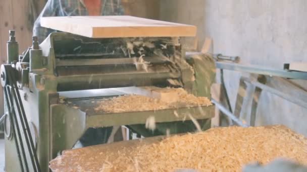 Houten Vierkante Balken Machine Kerving — Stockvideo
