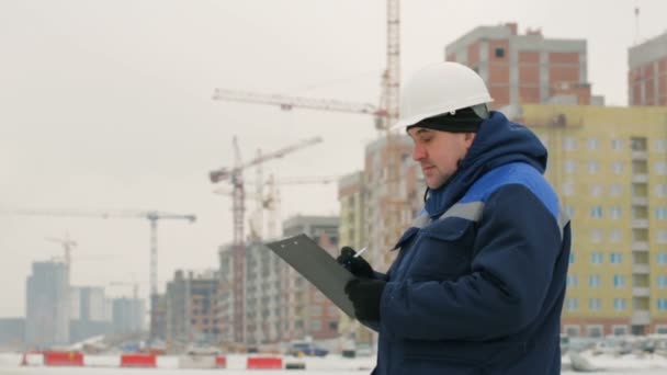 Polier Überwacht Großes Bauprojekt — Stockvideo