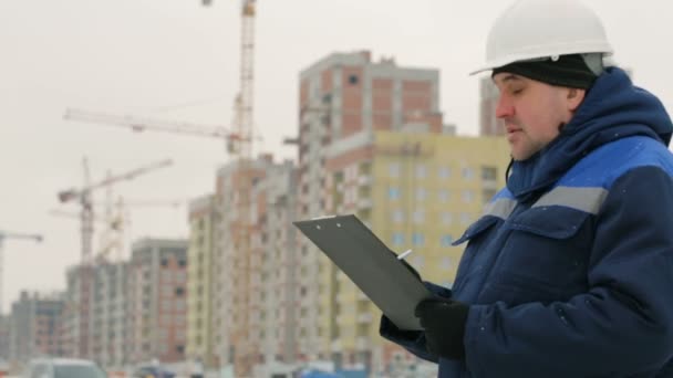 Polier Überwacht Großes Bauprojekt — Stockvideo