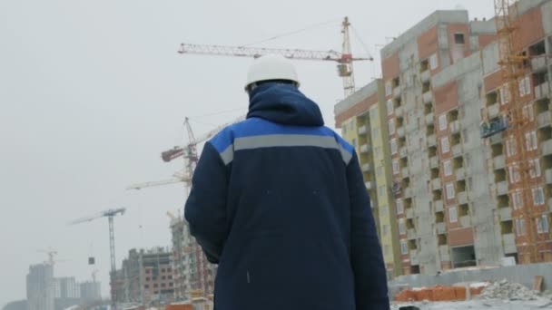 Foreman Caminando Los Edificios Construcción — Vídeos de Stock