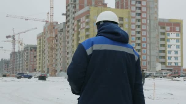 Foreman Yapım Aşamasında Binalar Için Yürüyüş — Stok video