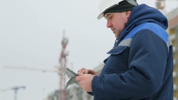 Förman Med Pad Större Byggprojekt — Stockvideo