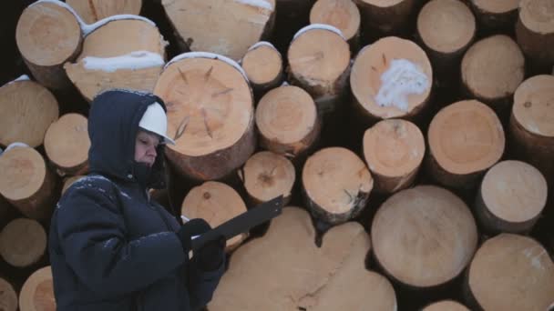 Werknemer Met Tablet Tegen Stapel Van Logboeken — Stockvideo