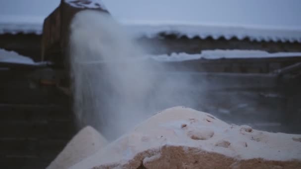 Stapel Van Zaagsel Bij Zaag Molen — Stockvideo