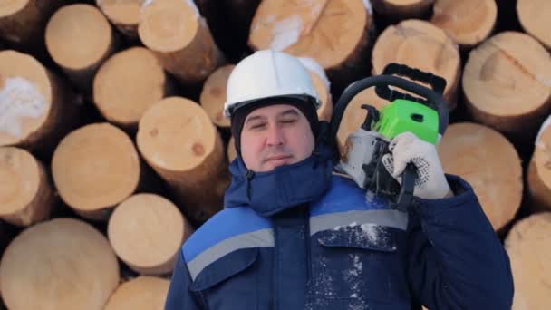 Travailleur Avec Scie Chaîne Contre Pile Grumes — Video