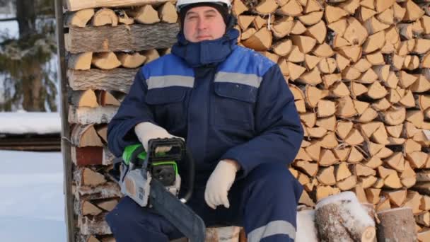 Travailleur Avec Scie Chaîne Contre Pile Grumes — Video