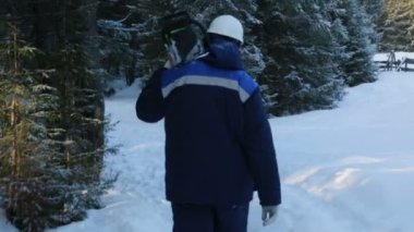 İşçi ile elektrikli testere omuz ormanı na gidiyor