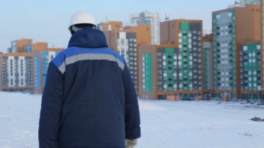 Oluşturucu mühendisi şantiye için yürüyüş