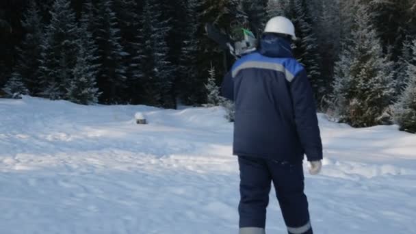 Arbetare Med Motorsåg Axeln Som Går Till Skogen — Stockvideo