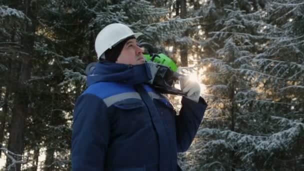 Werknemer Met Kettingzaag Schouder Opzoeken Winter Forest — Stockvideo