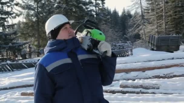 Работник Бензопилой Плече Осматривающийся Зимнем Лесу — стоковое видео
