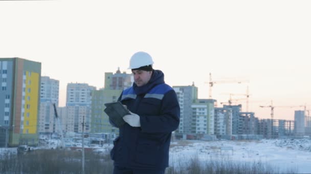 Capataz Con Almohadilla Gran Proyecto Construcción — Vídeo de stock