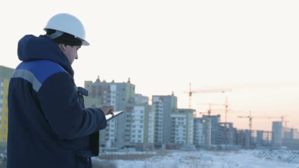 Förman Med Pad Större Byggprojekt — Stockvideo