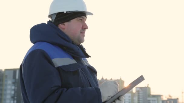 Polier Mit Tablet Bei Großbauprojekt — Stockvideo