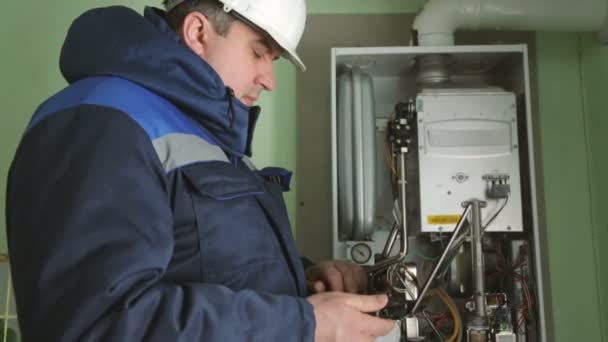 Trabajador Comprobando Caldera Gas Fuego — Vídeo de stock