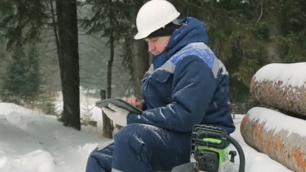 Pracovník Tabletový Počítač Velkou Hromadu Protokolů Zimě Lese — Stock video
