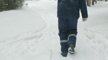 İşçi zinciri ile kış ormanda gidiş gördüm