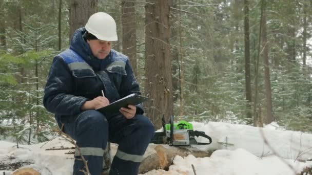Arbetare Med Tablett Arbetar Vinter Skog — Stockvideo