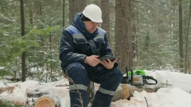 冬の森での作業タブレット コンピューターでワーカー — ストック動画