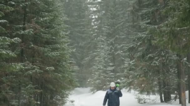 Pracownik Piłą Łańcuchową Przechodząc Przez Las Zima — Wideo stockowe