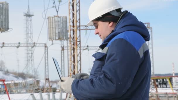 Ingeniero Con Ordenador Portátil Central Eléctrica — Vídeos de Stock